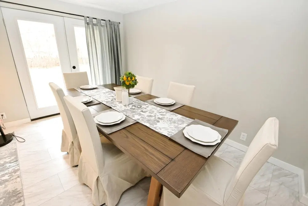 Modern Home Just Mins to Notre Dame 52723