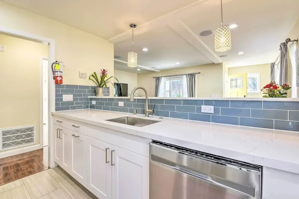 Sunny Oakland Retreat w/ Patio & Cute Garden!