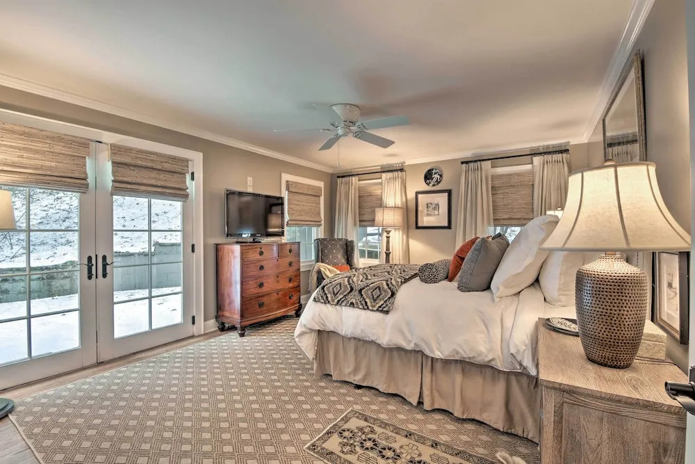 2 Living Areas + Fireplace: Mirror Lake Cottage!