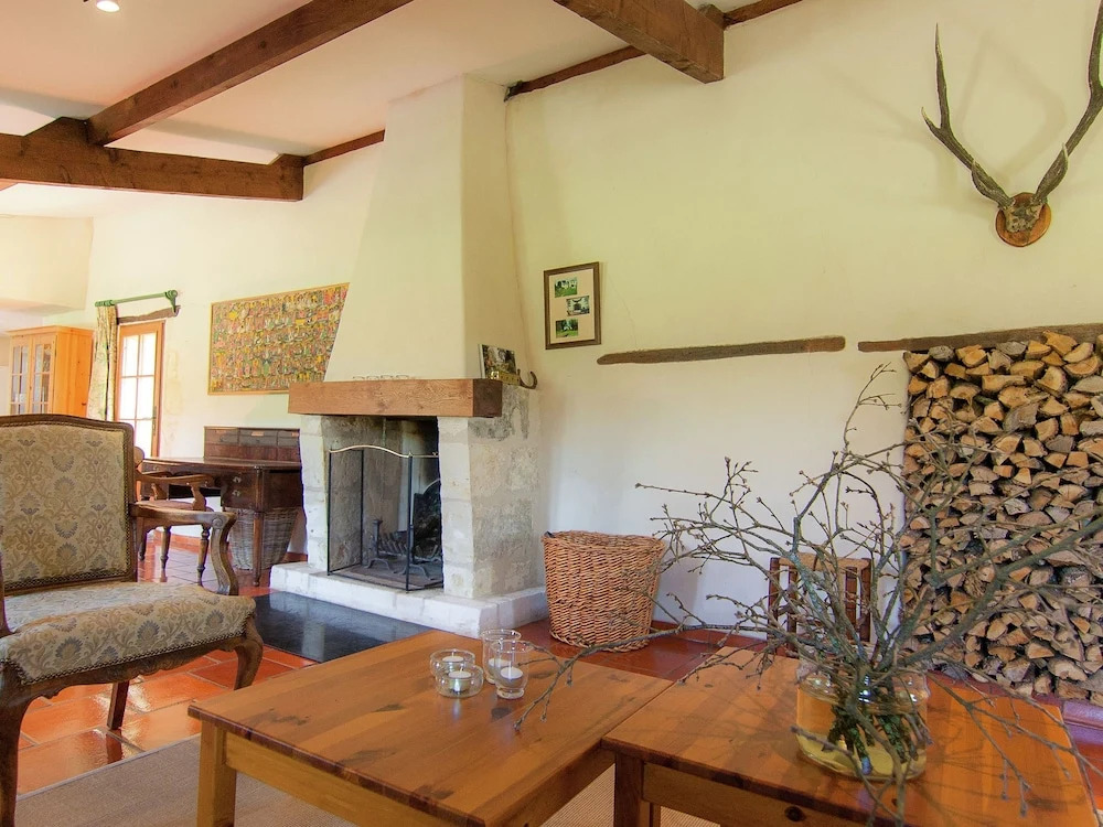 Exquisite Holiday Home in Issac With Swimming Pool