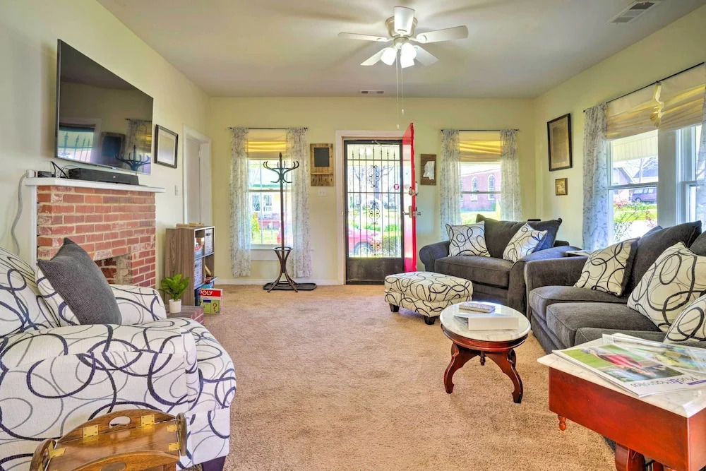 Cozy Corinth Escape ~ Half-mi to Shop & Dine!