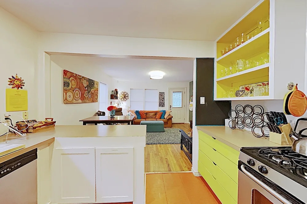 Hip 2BR Austin Bungalow by RedAwning