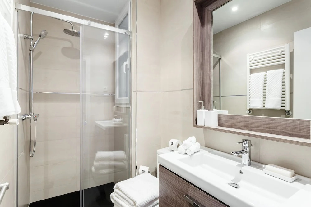 Jose Abascal Apartment by Flatsweethome