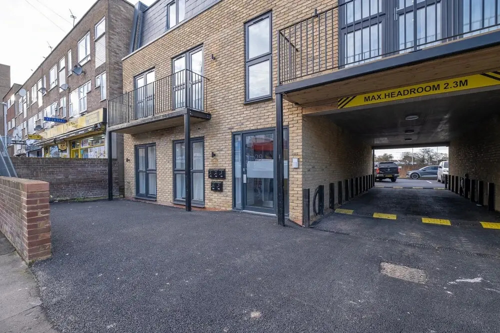 Luxury 1 & 2 bed Apartment free parking