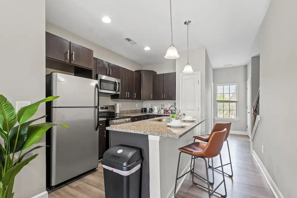 Upscale King 3BR Townhouse in Pineville