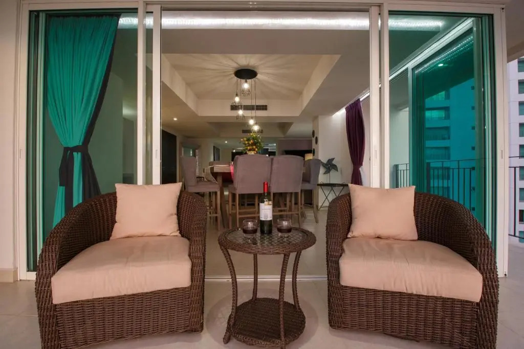 910-3000 Grand Venetian P.V.