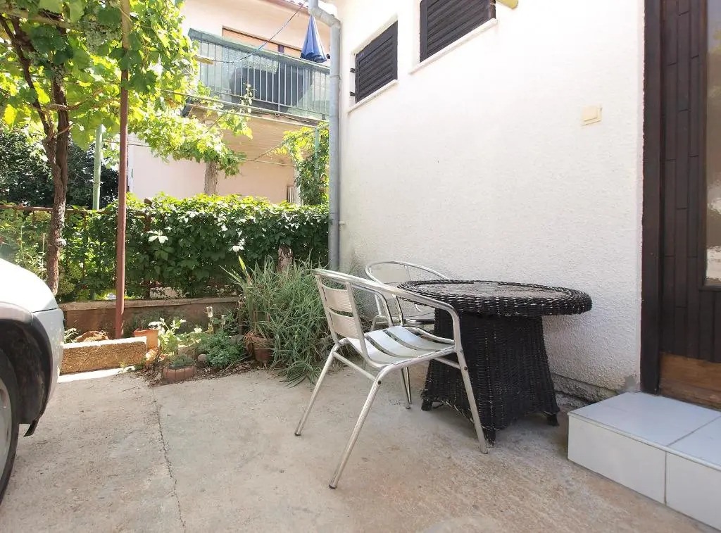 Apartment 695