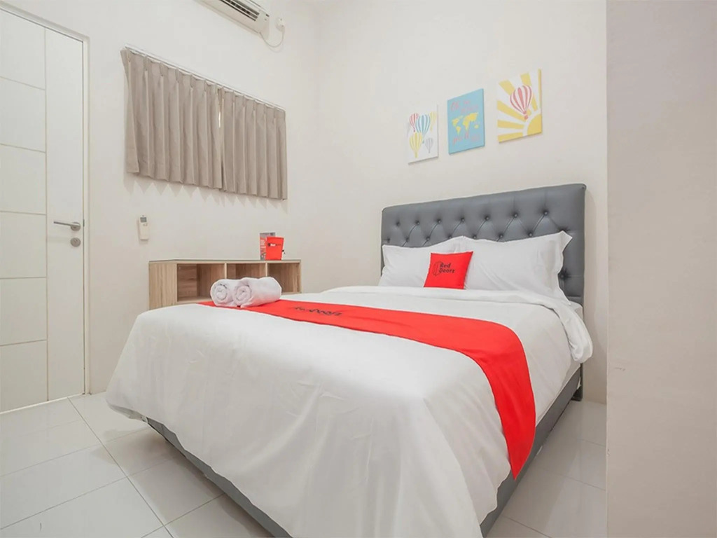 RedDoorz near Ciputra Golf Surabaya