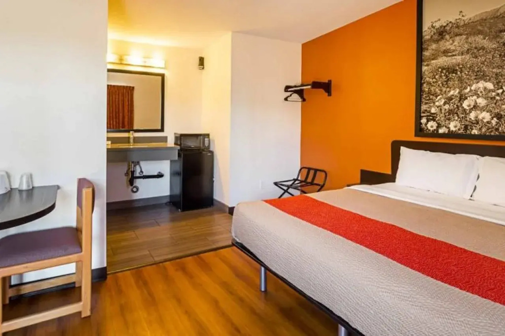 Motel 6 Maple/Main