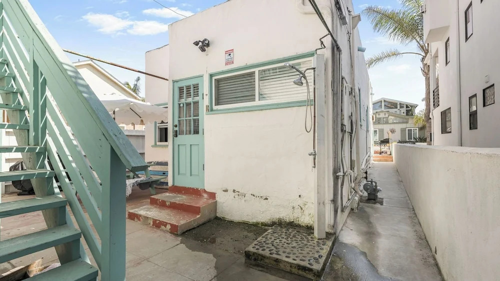 Ormond Court Unit 3 by Avantstay Breezy Coastal 1BR + Shared Patio + Dining Walk to Beach