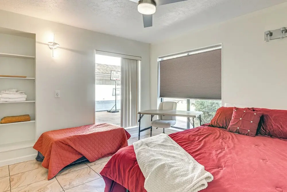 Shop & Explore: Duplex Unit 8 Mi to NRG Stadium!