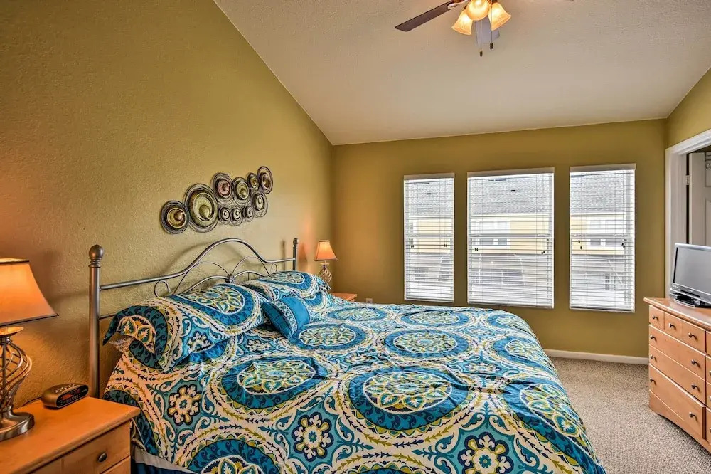 Resort Townhome w/ Splash Pool ~ 7 Mi to Disney!