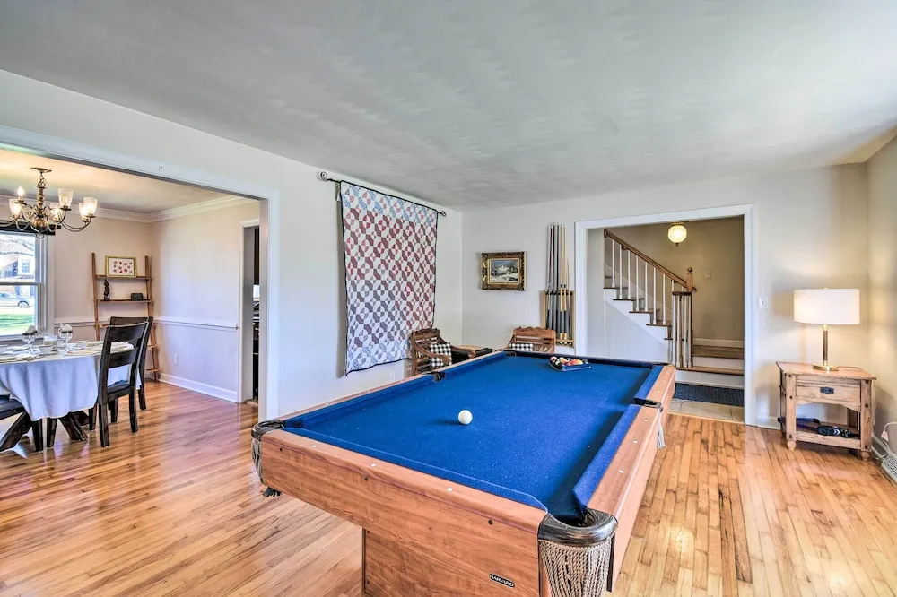 Spacious Chesapeake Home w/ Pool Table
