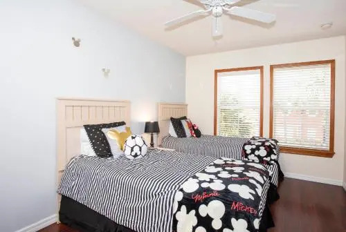 Four Bedroom w/ Pool Close to Disney 8570