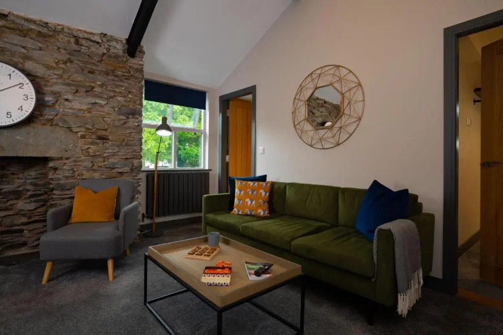 Spacious - Contemporary 2BR Apartment - Central Ambleside - Parking