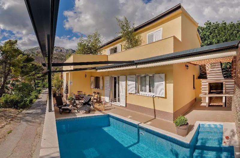 Luxury Villa LeLu with heated saltwater pool, parking, high speed Internet, BBQ