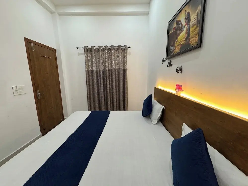 Shree Radha Vallabh Palace 800m from Prem Mandir