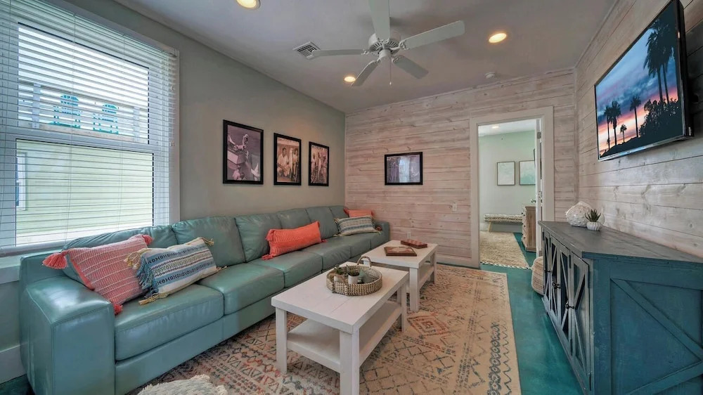 Terrace Landing Trio by Avantstay Sleeps 36 3 Coastal Home + Shared Pool + Golf Cart Zone Old Town Port A Dining