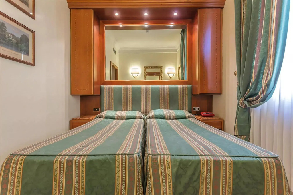 Raeli Hotel Lux
