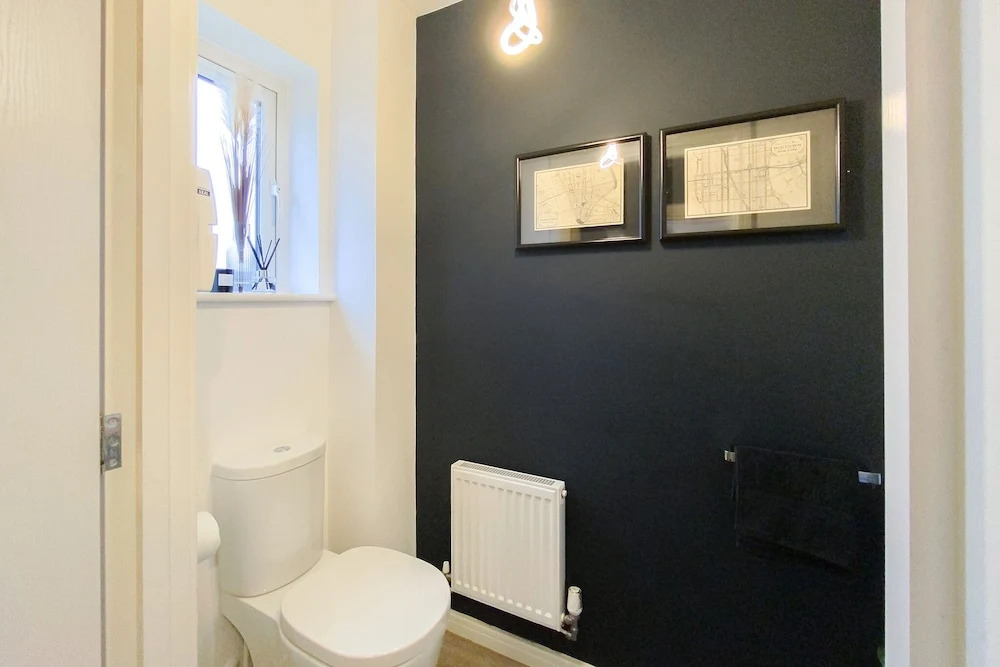 Stunning 4 Bed House With Cinema Room & Parking
