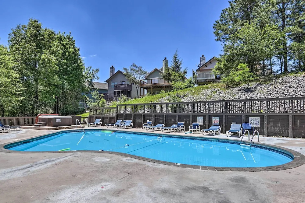 Gatlinburg Condo w/ Balcony: 4 Mi to Downtown!, Gatlinburg