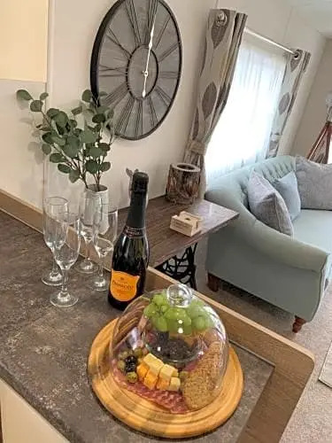 Rose Lodge - Hot Tub Getaway - Percy Woods - Pet Friendly