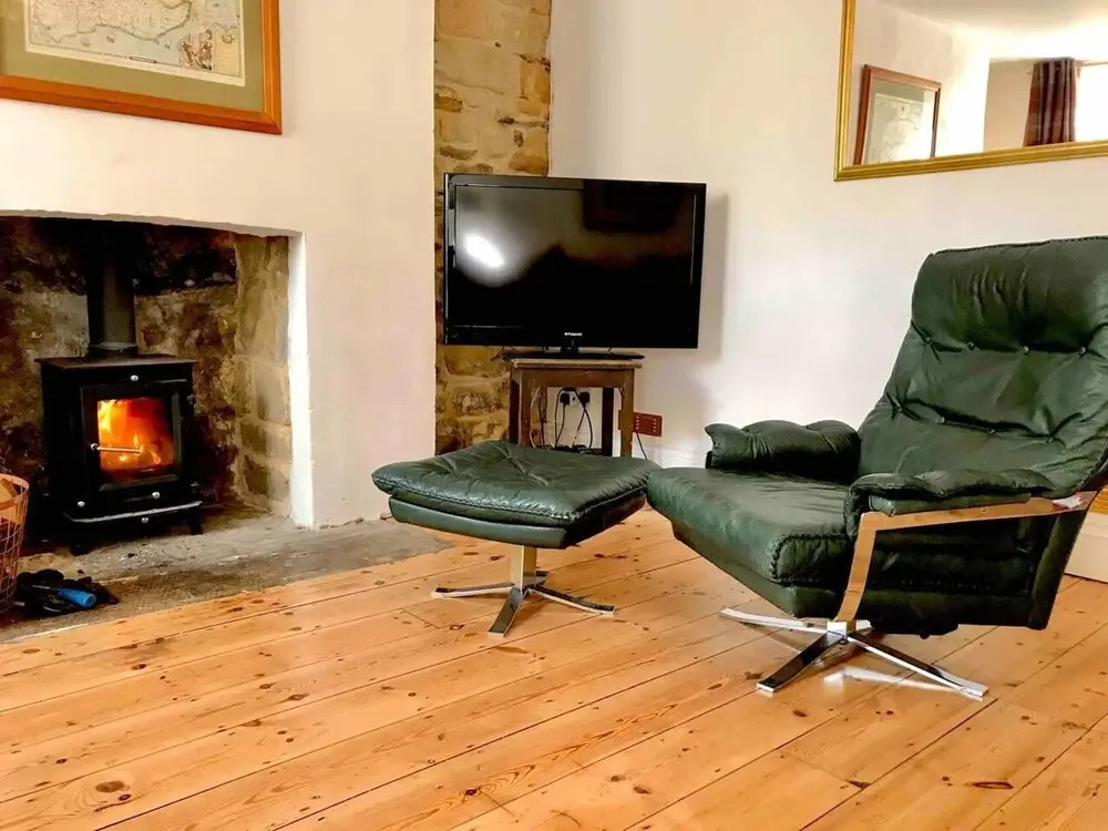 Beachfront Apartment With Woodburner & Courtyard