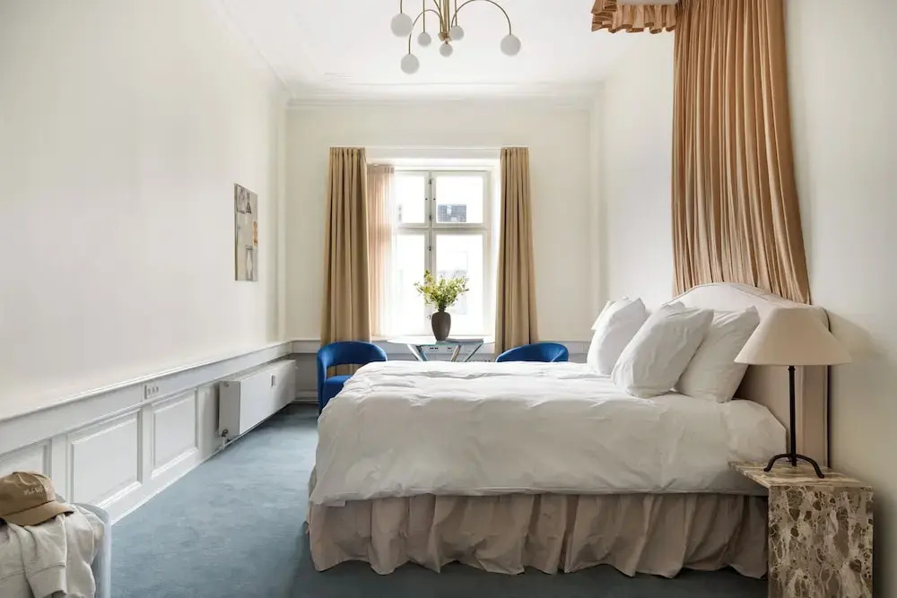 Royal Neighbors - 4 bedrooms - 2 bathrooms