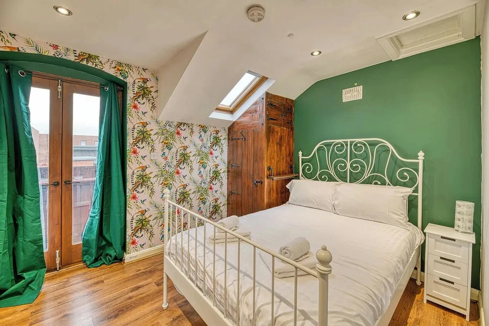 Central 2 Bedroom Apt by Guestz