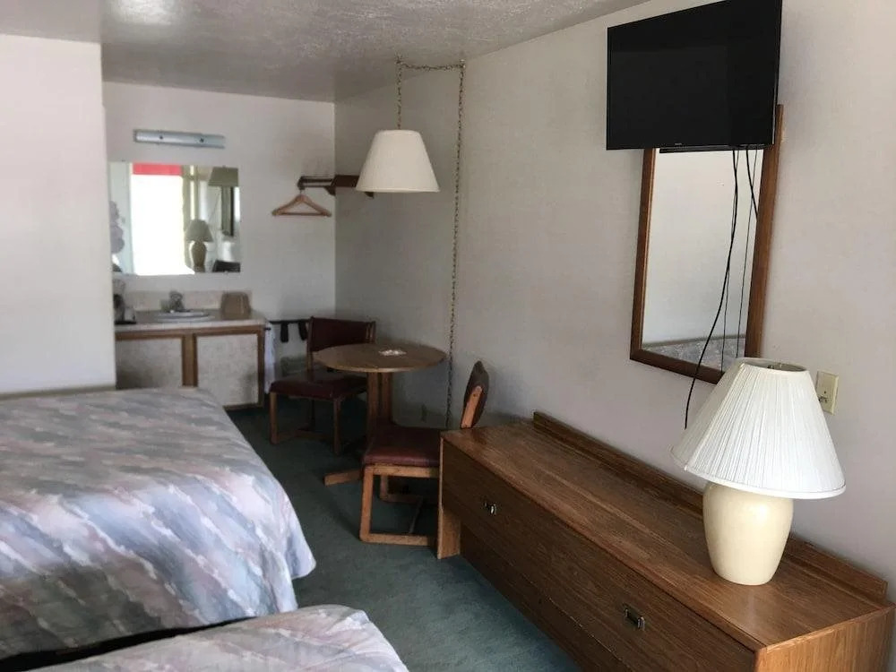 Flag's West Motel