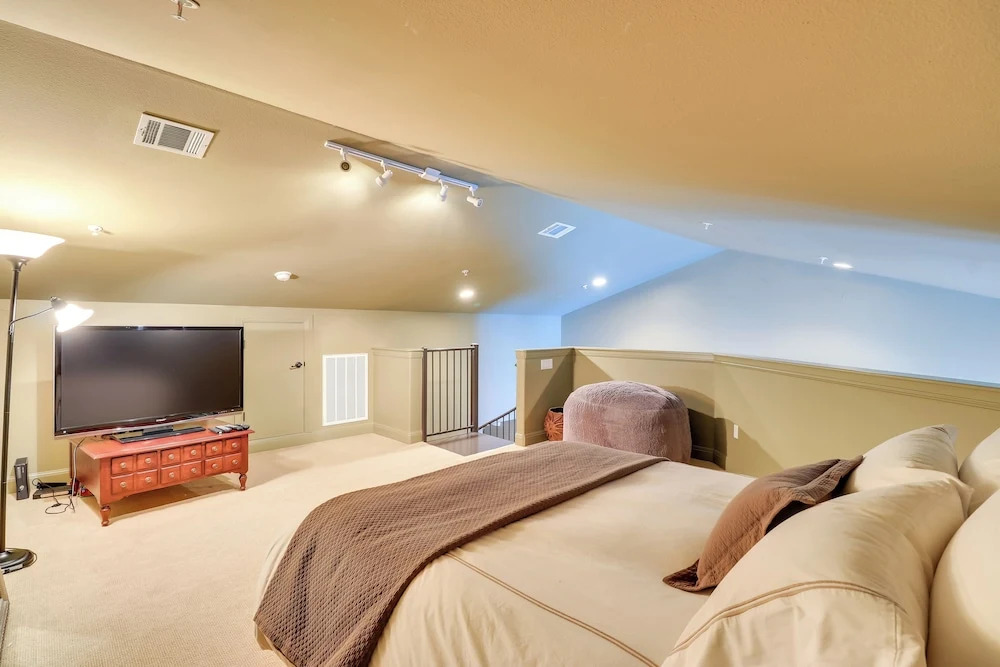 Top-floor Lake-view Condo w/ Boat Dock Access