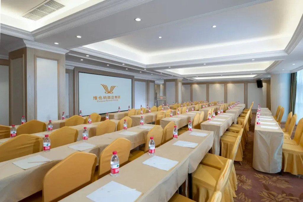 Vienna Hotel (Foshan jiujiang xinji plaza store)