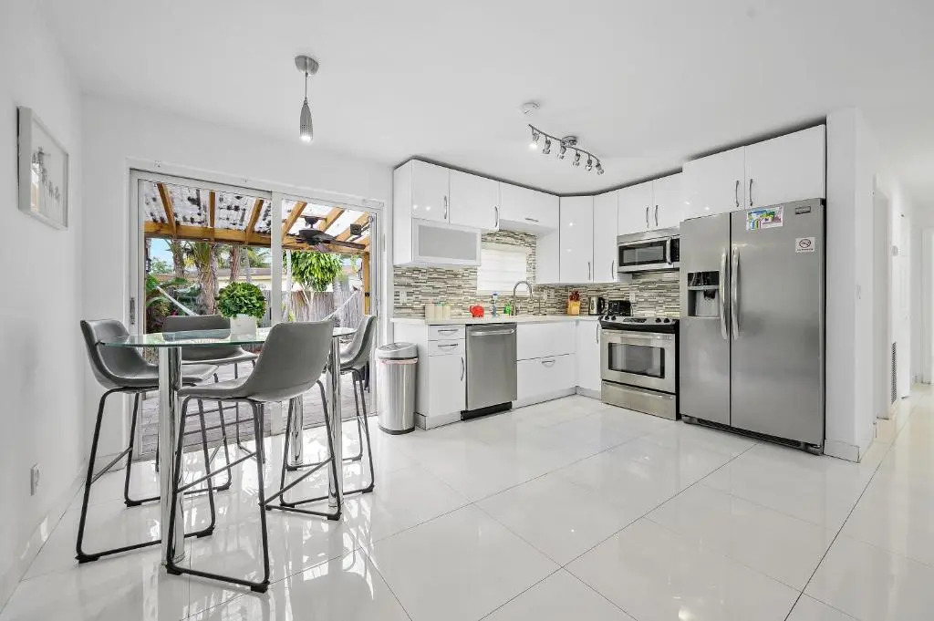 **Modern 3Bedroom W/ Stunning Backyard Area**