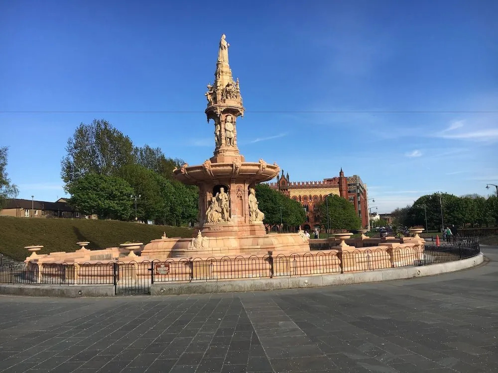 Facing Glasgow Green spacious Apartment Free parking
