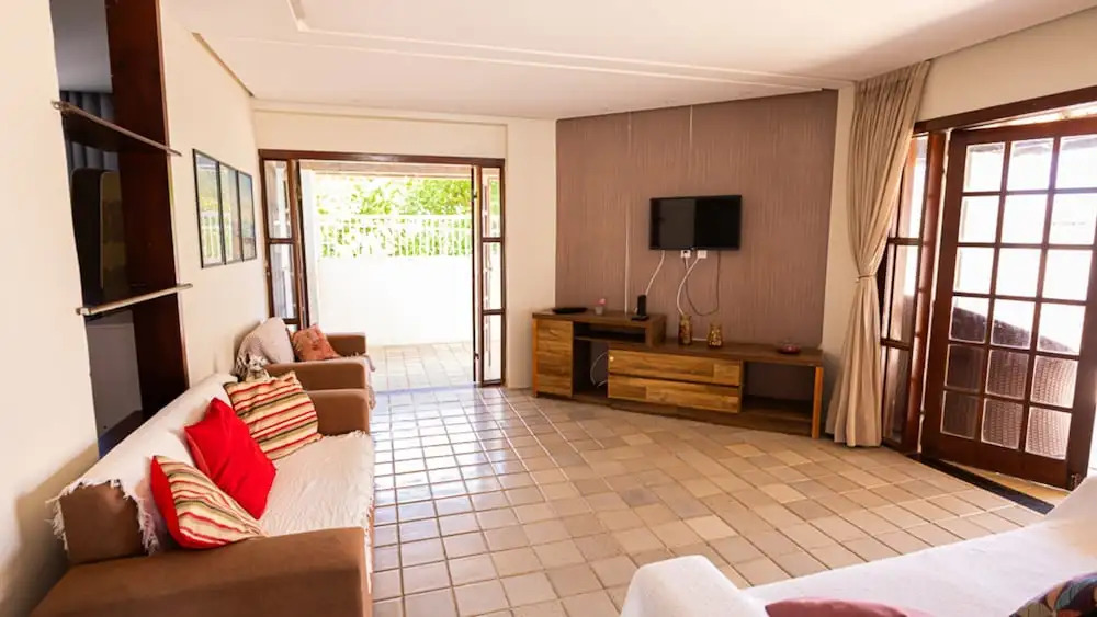 Casa com Wi-fi Piscina e Garagem a 550m da Praia
