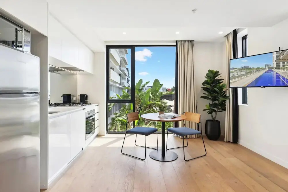 Stunning 1-bed by Victoria Park With Pool & Gym