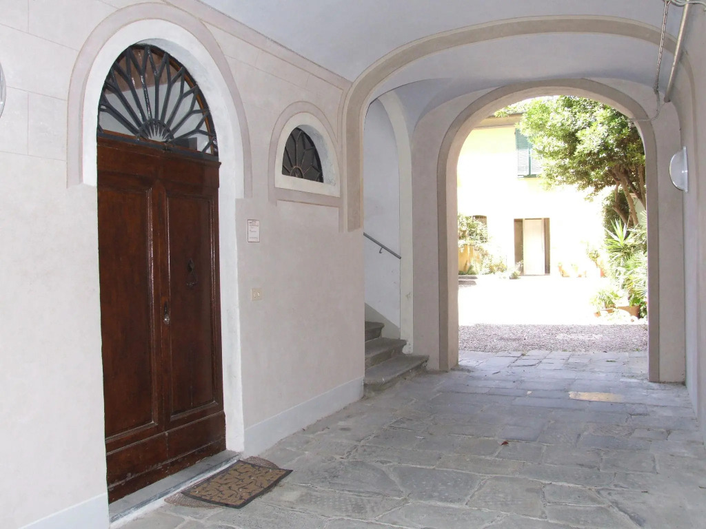 It 's located in the historic center of Pisa on the ground floor of a 17th century building