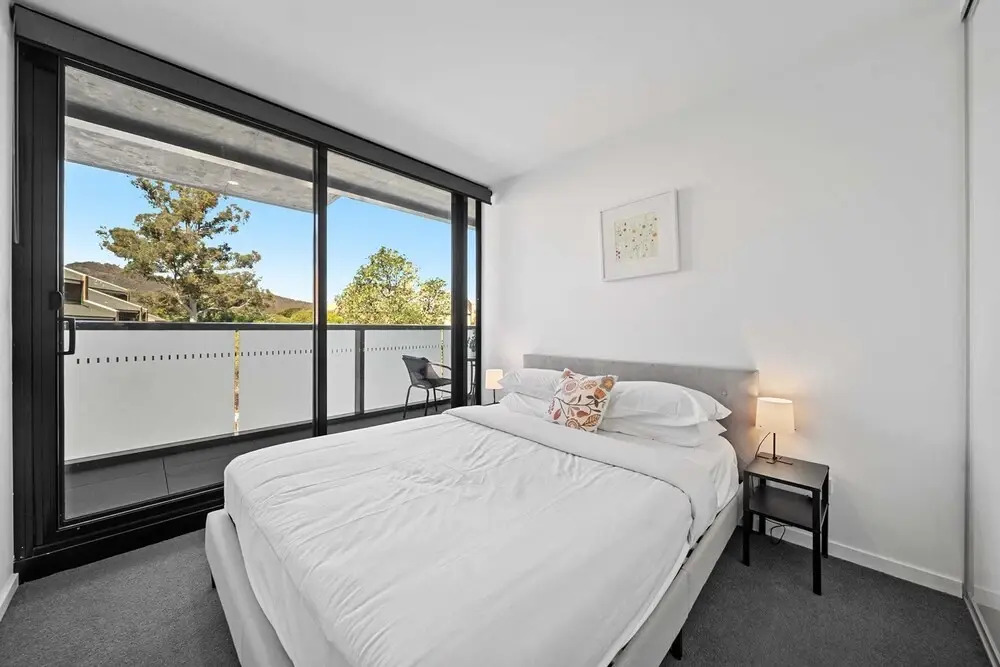 Bright Unit With Secure Parking and Garden Access