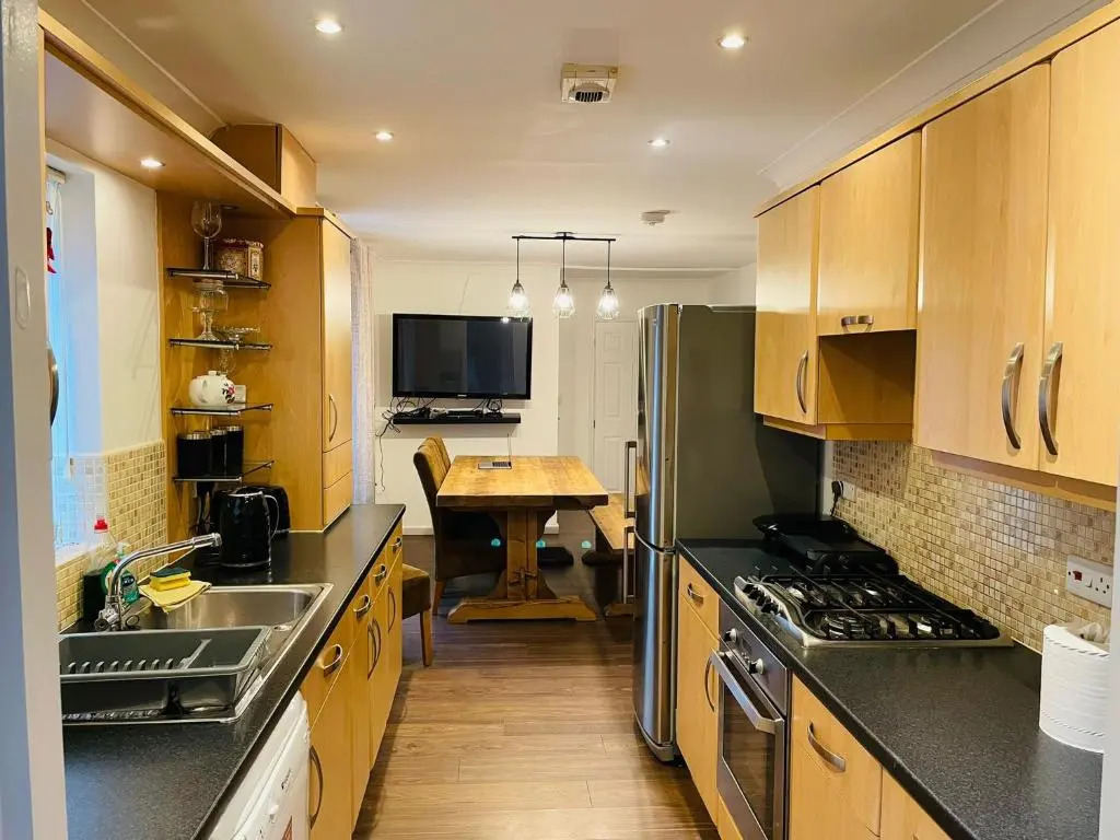 Numero Uno Detached Aparthouse 7 BR Hot Tub Wifi Parking Contractors and Group Friendly