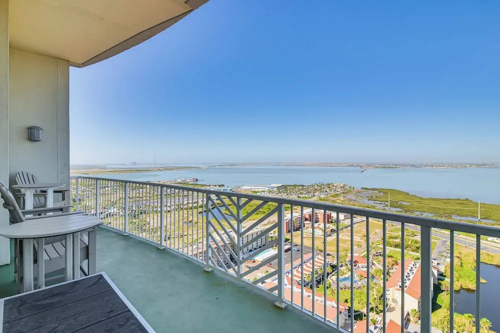 Luxe 28th-floor S Tower Condo: Ocean & Spacex View
