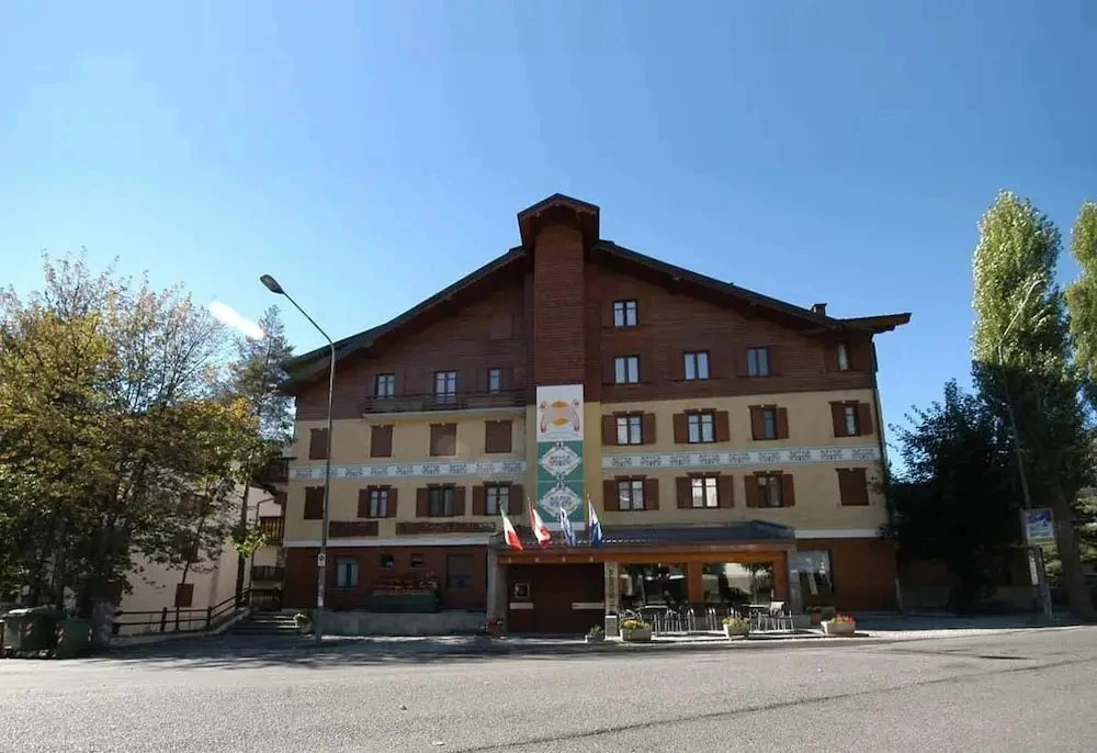 Hotel Bucaneve