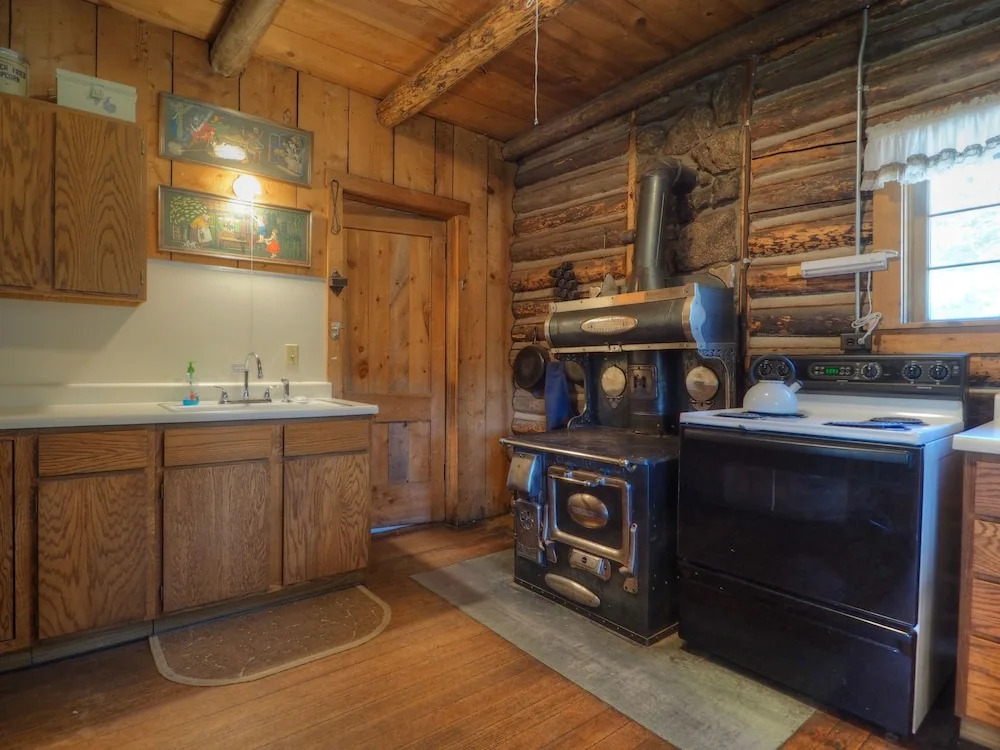Maccracken Stead -- Ev #3259 2 Bedroom Cabin by RedAwning