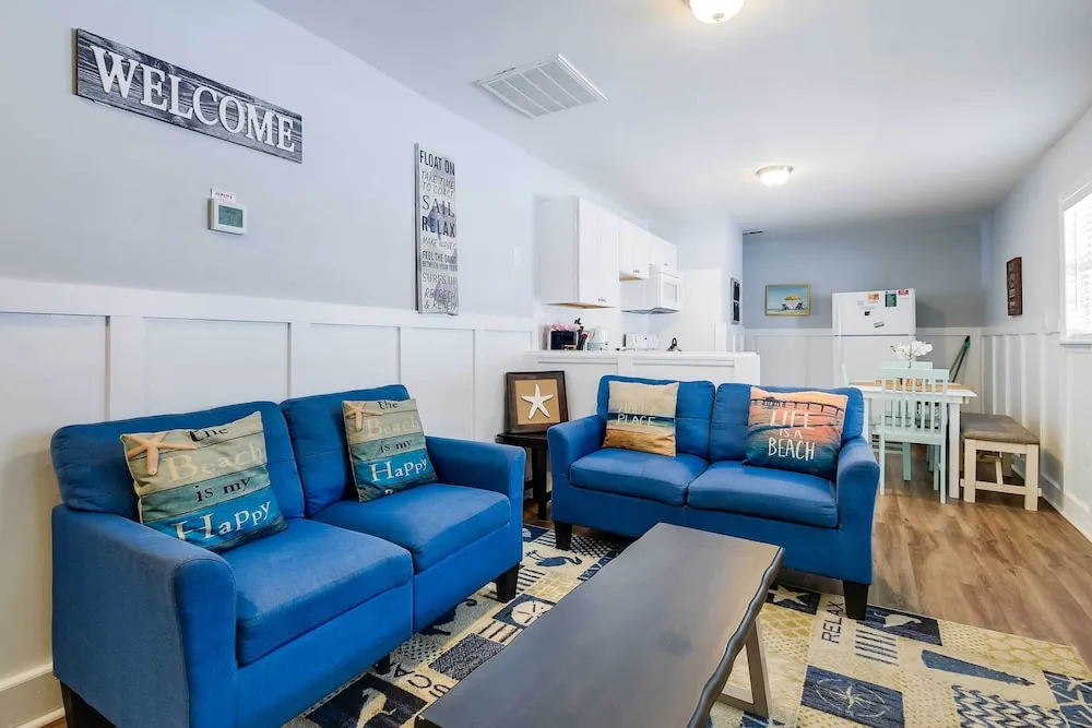 2 Mi to Barefoot Landing! 'bailey's Beach Cottage'