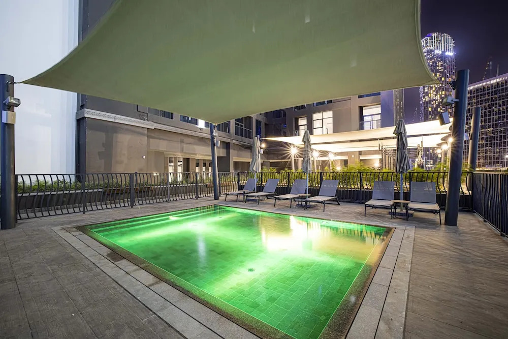Waves - The Suite Dubai Luxury Studio Waterfront Living
