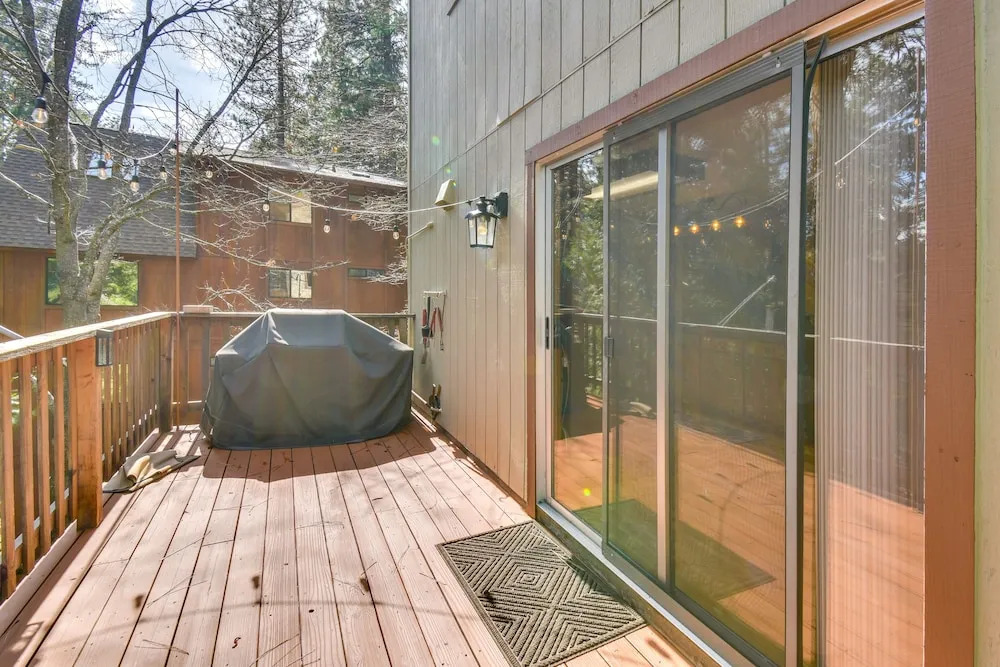 Arnold Cabin w Hot Tub & Community Lake Access
