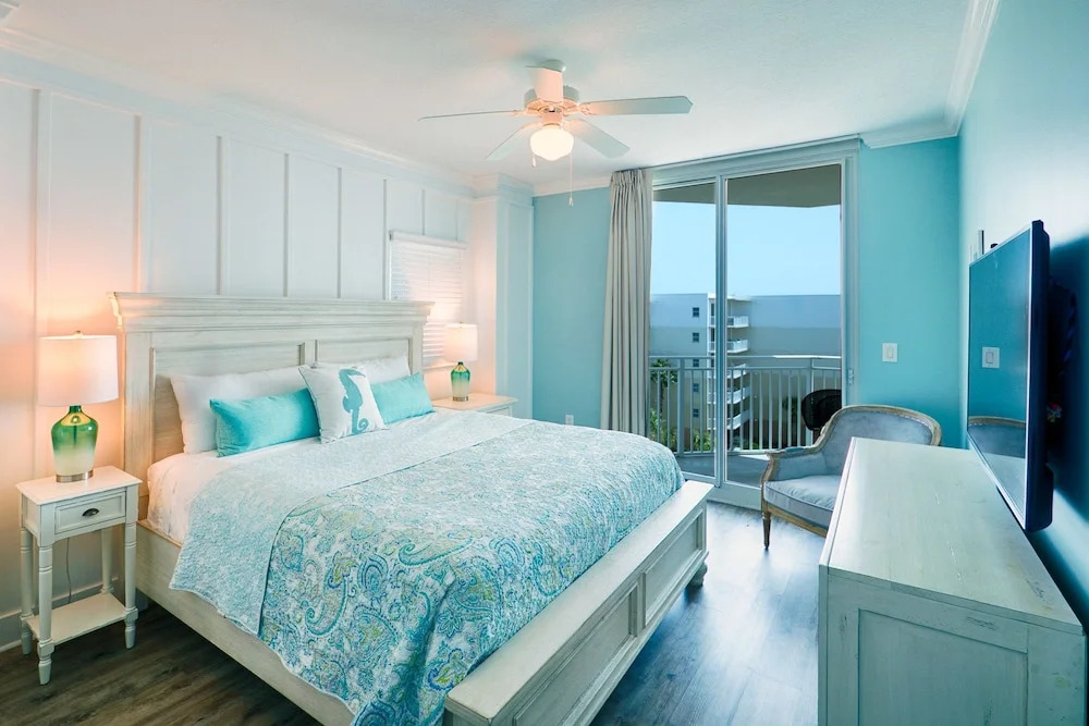 Waterscape B606 - 2 Br condo by RedAwning