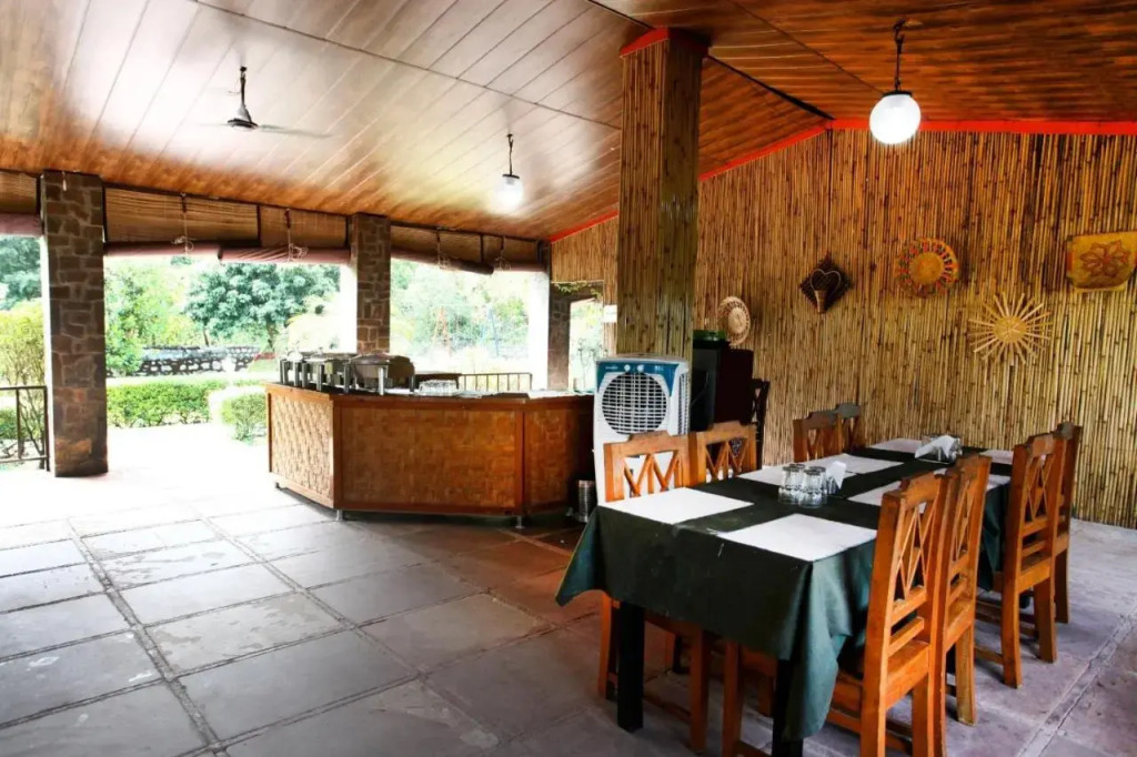 Rhea Safari Lodge