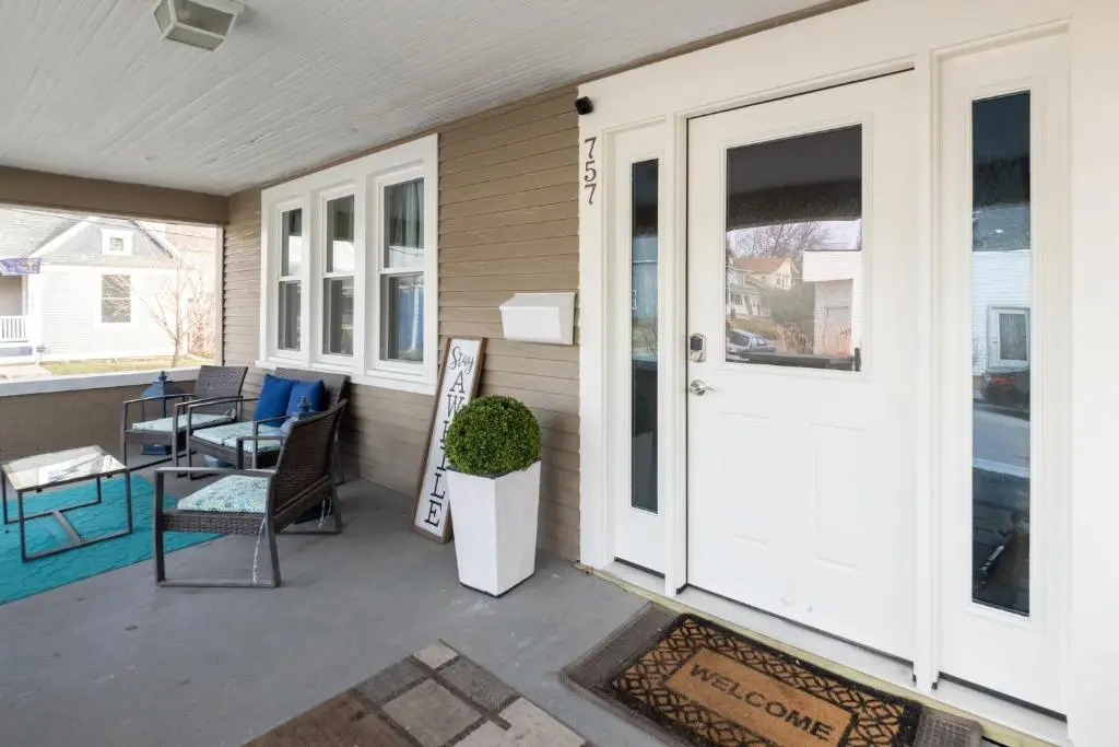 5 Bedroom 3200 Square Foot House for Downtown Travelers