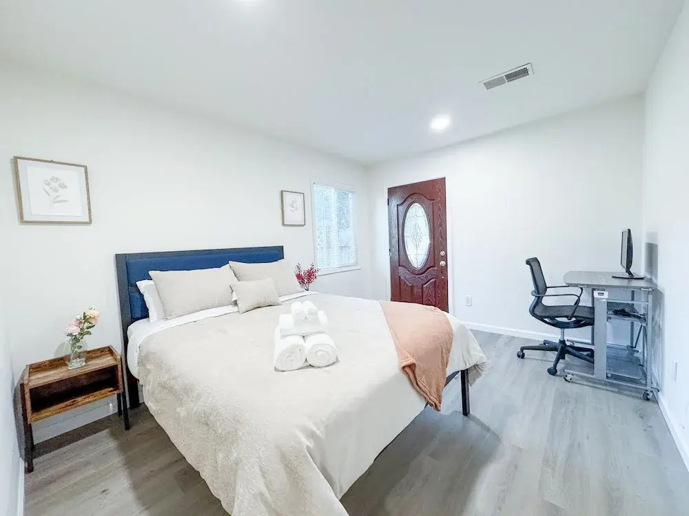Walk to Google 3BR Home Yard & Kitchen