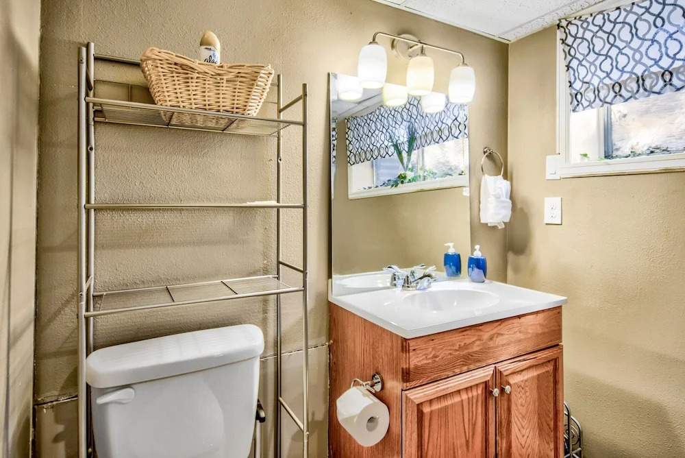 4 BR Country Home In Suburbs W/trails & Parks
